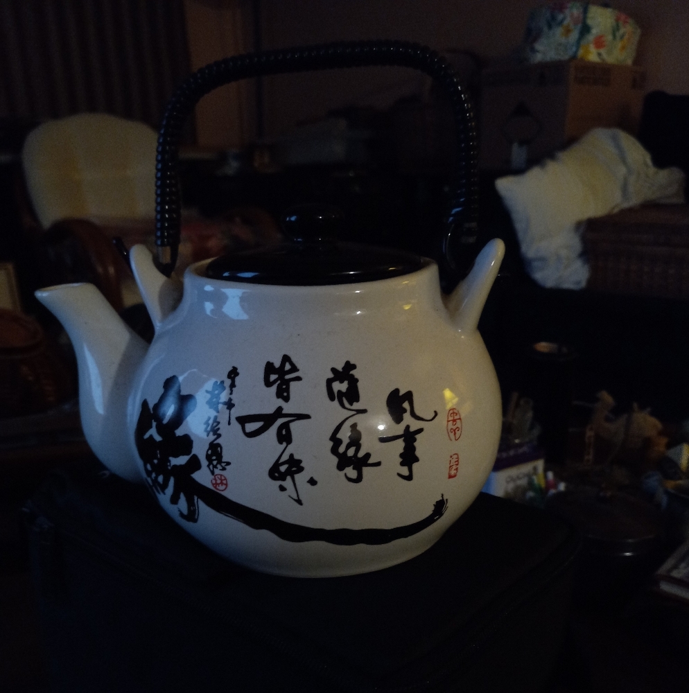 Vintage tee pot